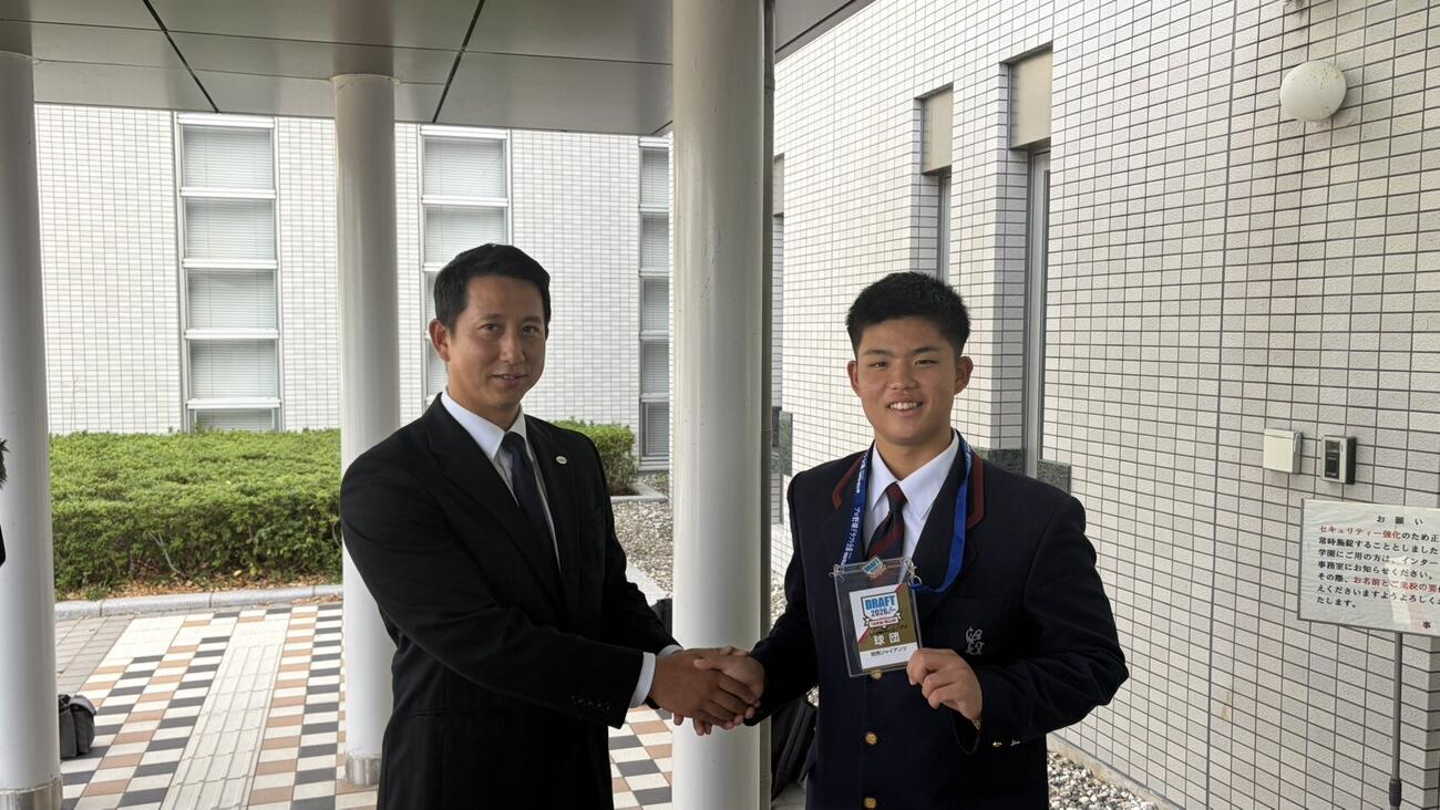 指名あいさつを受けた巨人ドラフト4位指名の智弁学園・杉本真滉