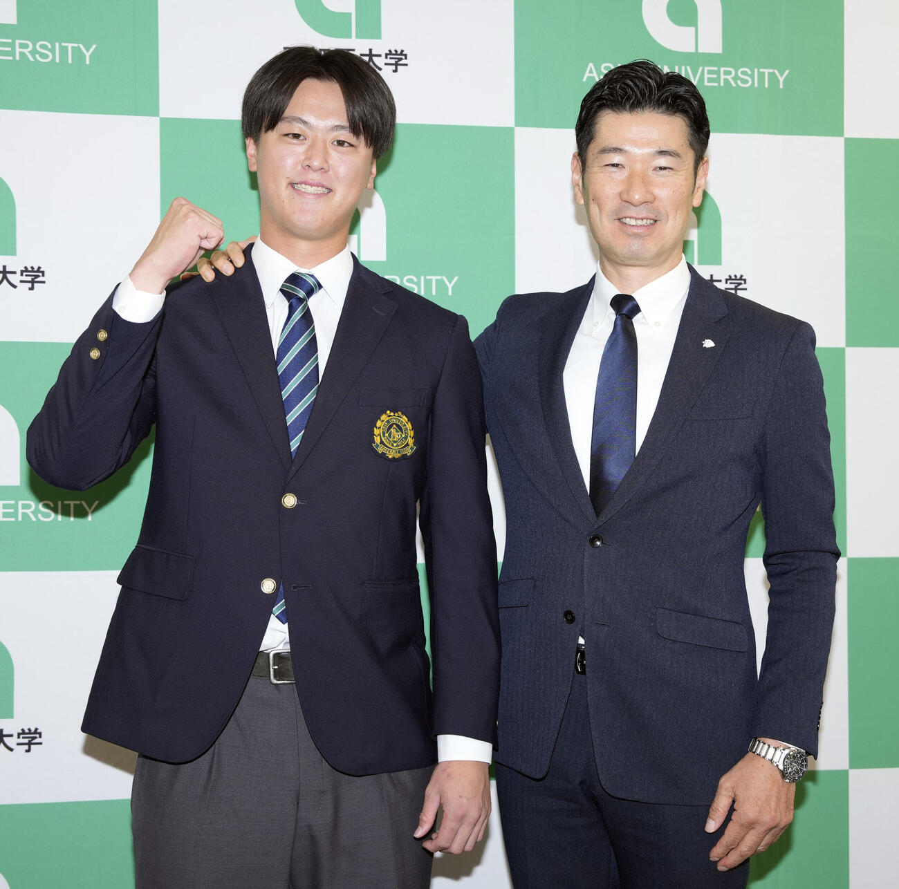 笑顔で写真に納まるドラフト1位の亜大・川尻啓人（左）と西武広池浩司球団本部長（撮影・小島史椰）