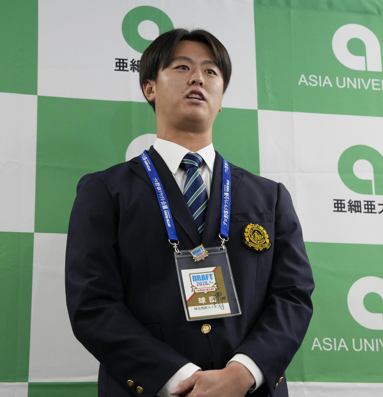 囲み取材に応じるドラフト1位の亜大・川尻啓人（撮影・小島史椰）