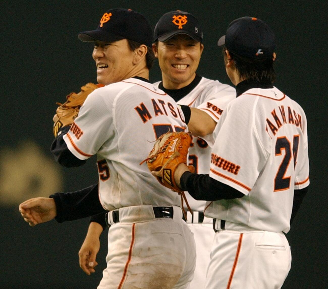 02年、巨人対阪神　阪神に連勝し、大喜びの左から松井秀喜、清水隆行、高橋由伸