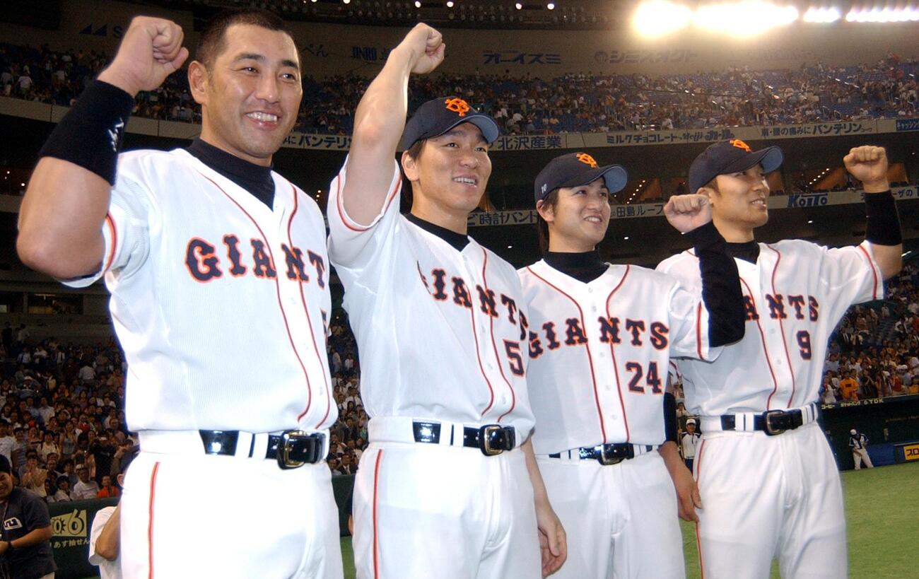 02年、巨人対中日　お立ち台でガッツポーズする、左から清原和博、松井秀喜、高橋由伸、清水隆行