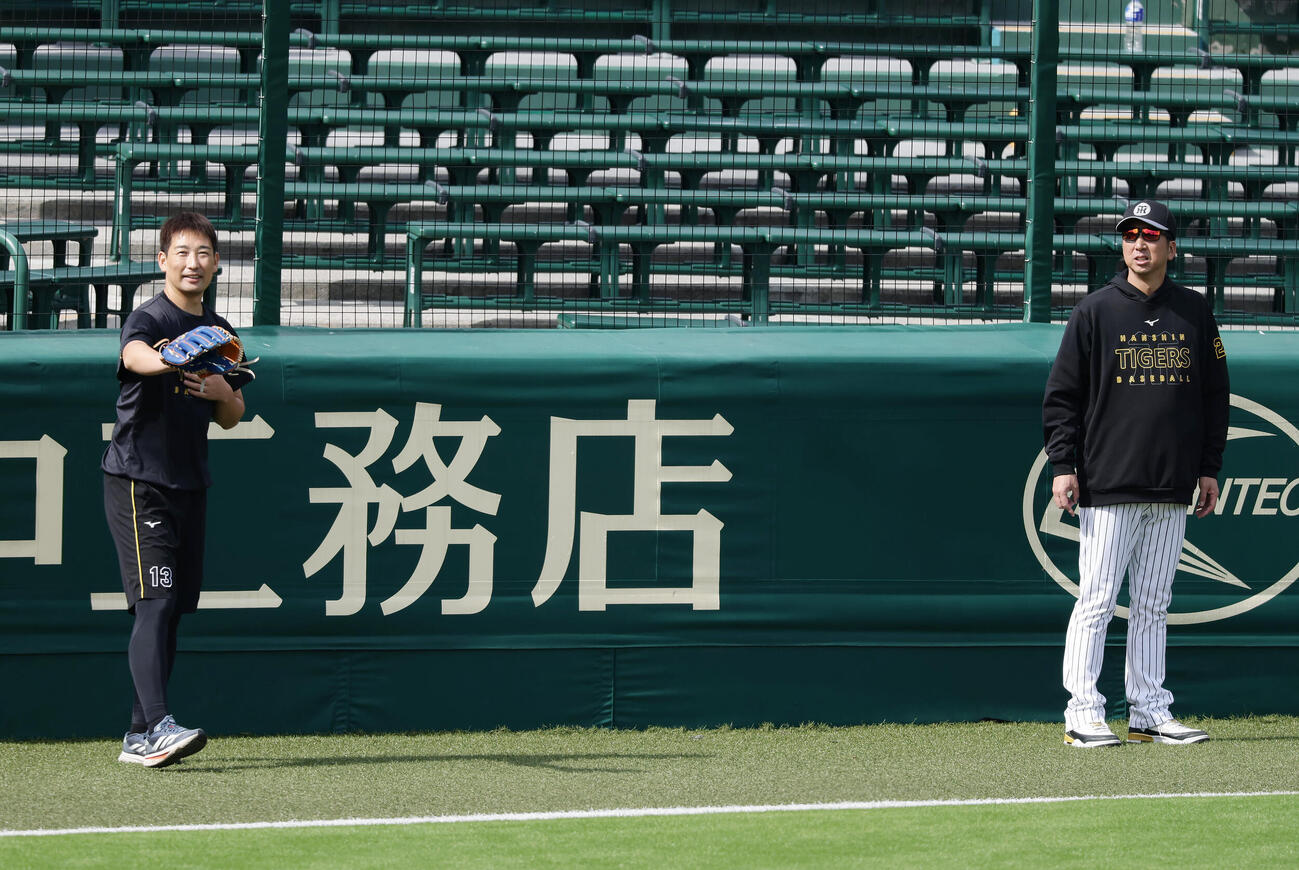 キャッチボールする岩崎優（左）と言葉を交わす阪神藤川球児監督（撮影・前田充）
