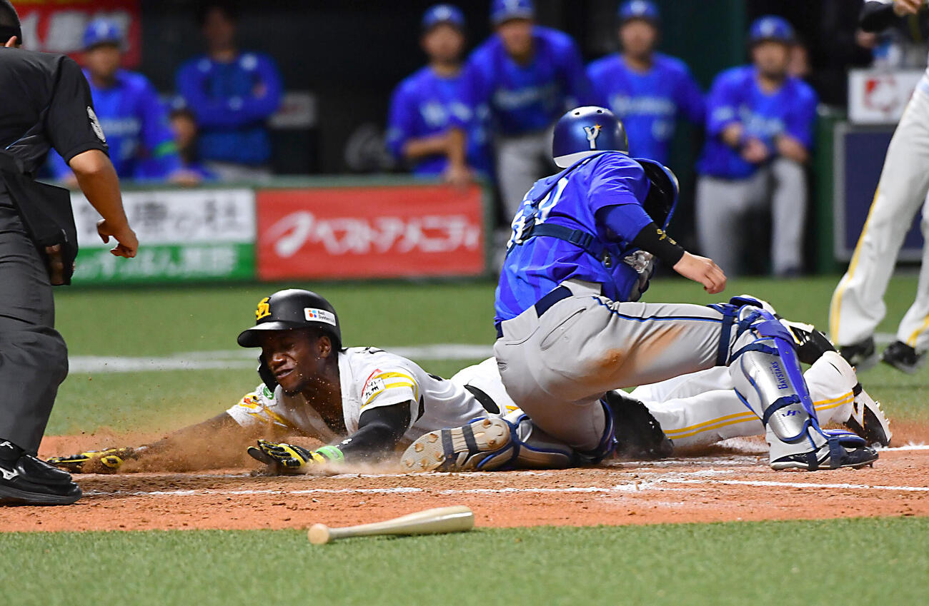 第3戦、牧原大成の同点適時打で生還するソフトバンクのイツア（2026年10月撮影）