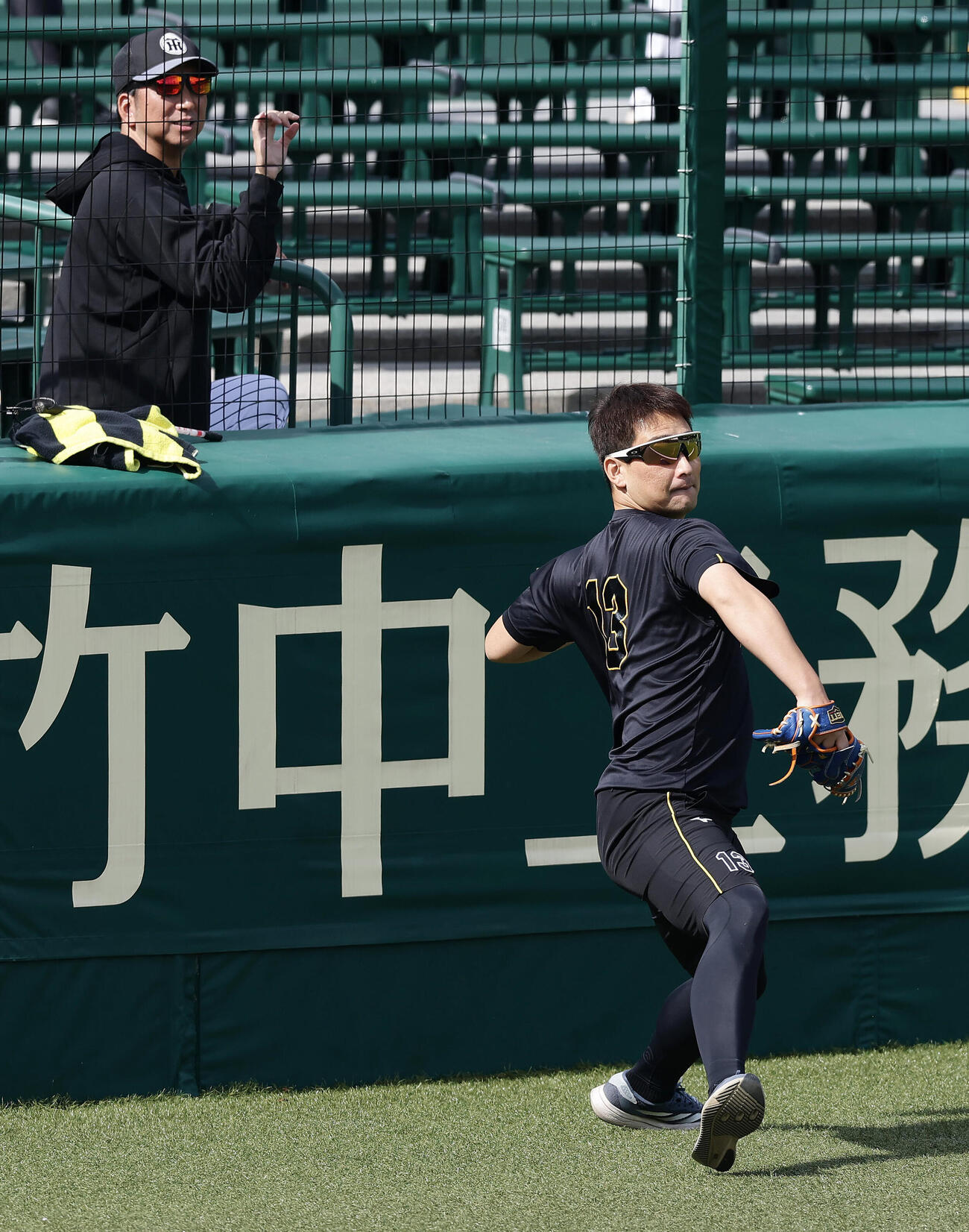 キャッチボールする阪神岩崎優。左は見守る藤川球児監督（撮影・前田充）