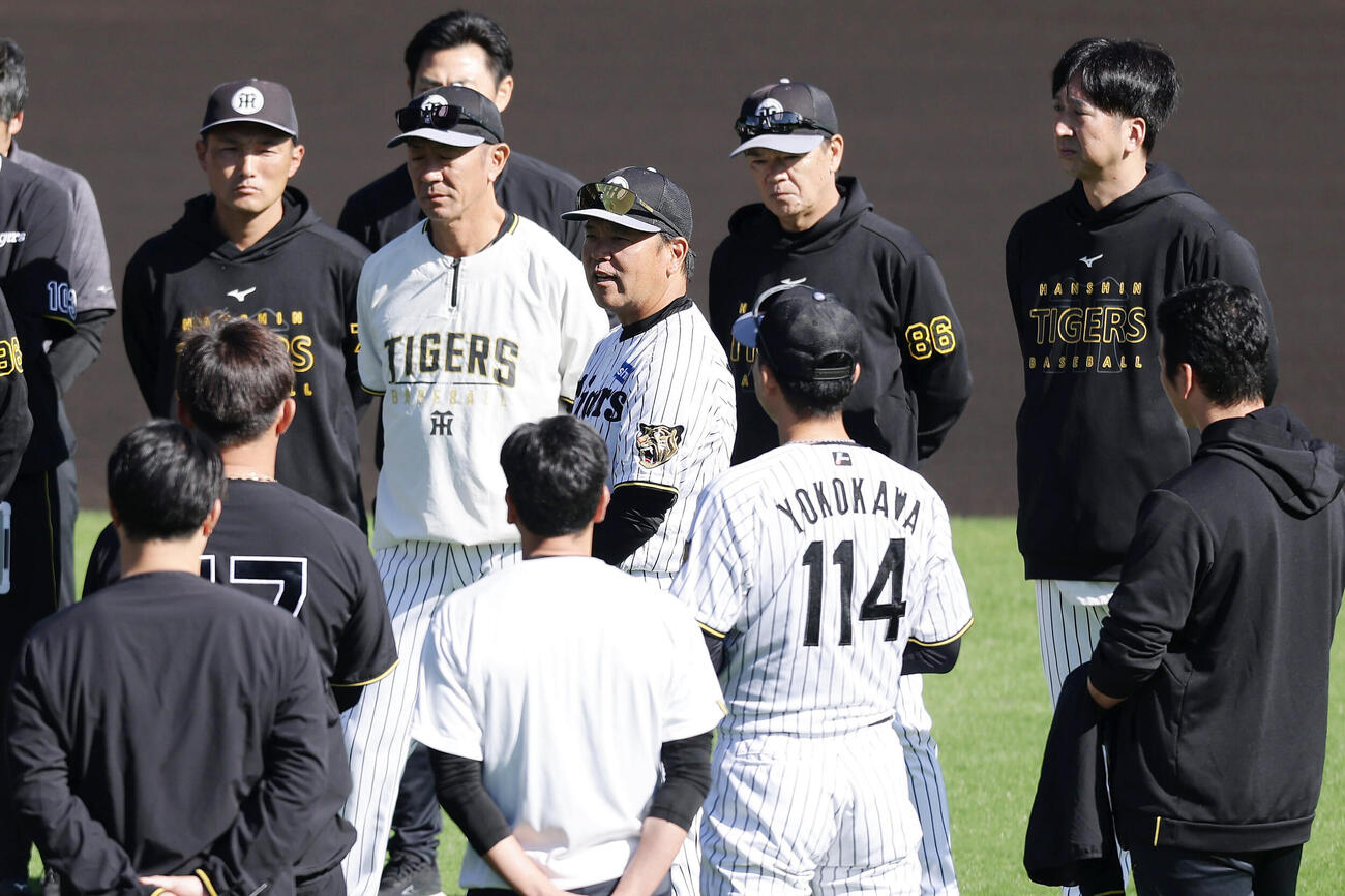 練習前、選手らに話をする阪神野村克則1軍作戦統括コーチ（中央）。後方右端は藤川球児監督（撮影・前田充）