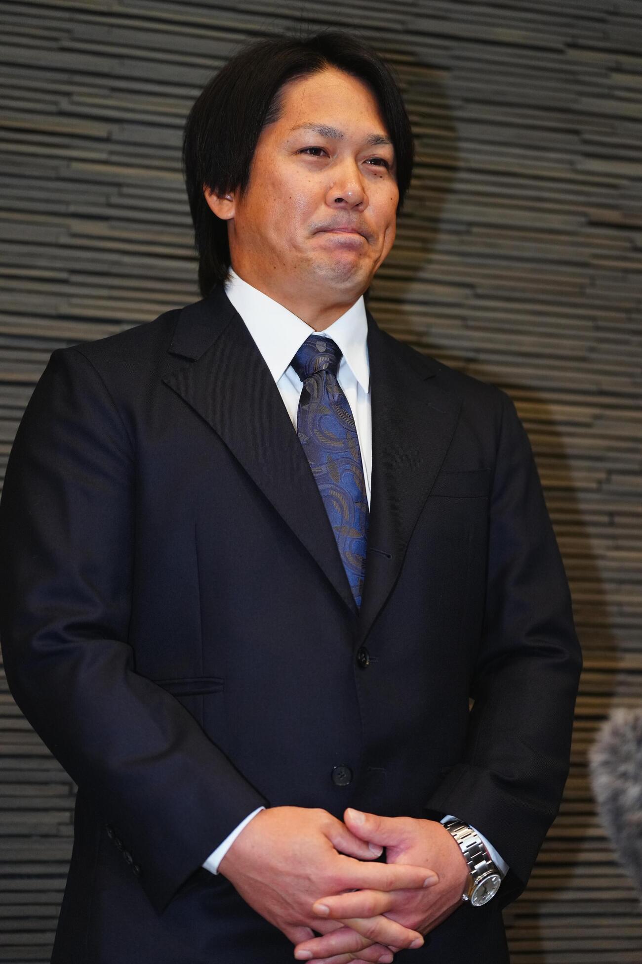 楽天にトレード移籍が発表され囲み取材に応じる甲斐拓也（撮影・垰建太）