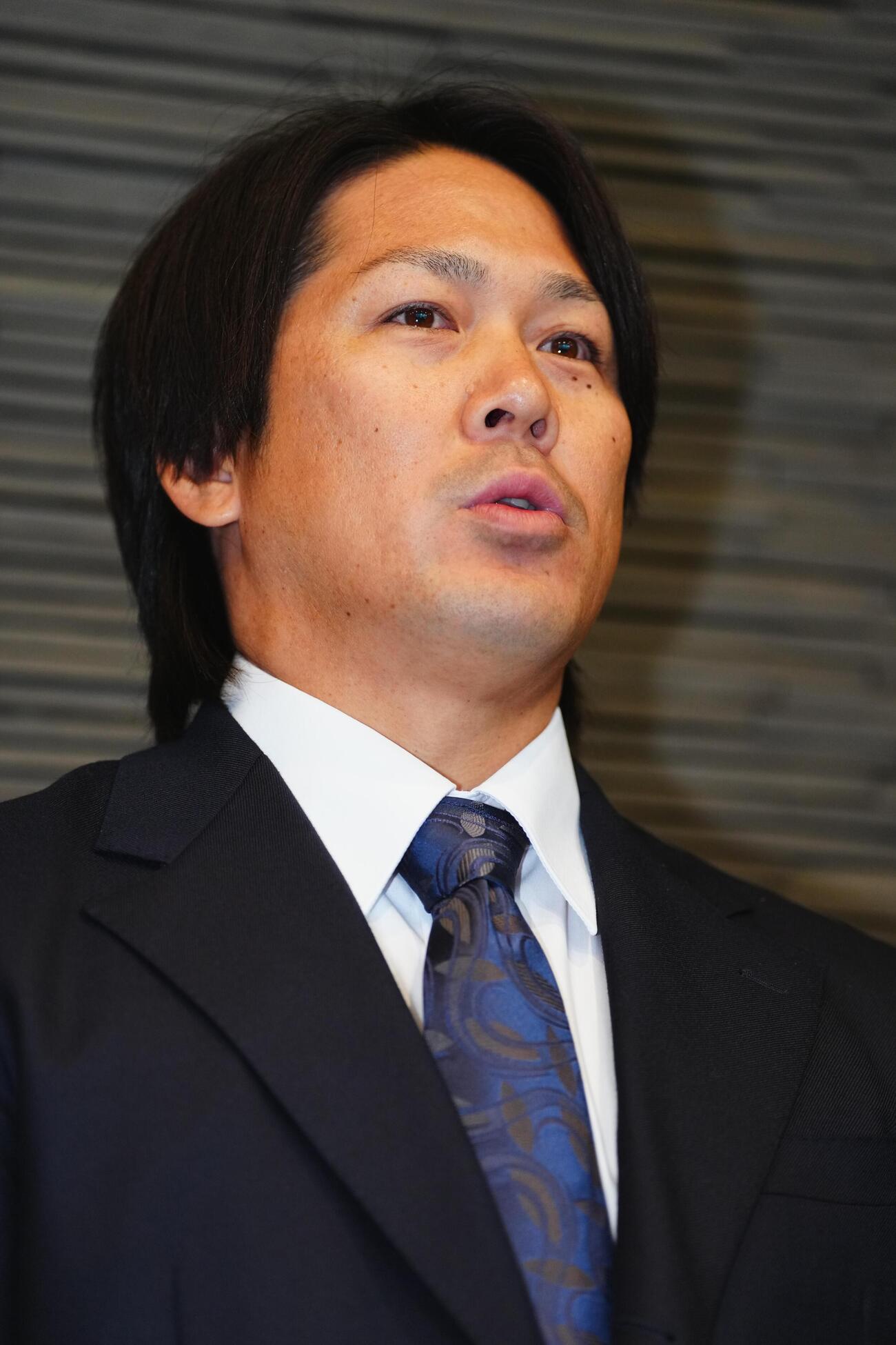 楽天にトレード移籍が発表され囲み取材に応じる甲斐拓也（撮影・垰建太）
