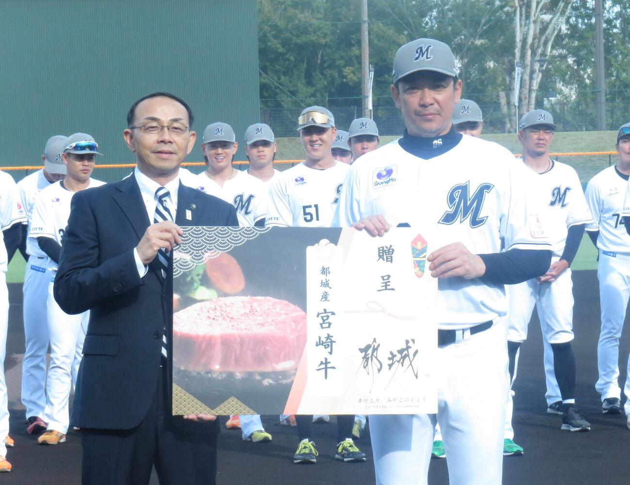 秋季キャンプセレモニーに参加したサブロー監督（右）