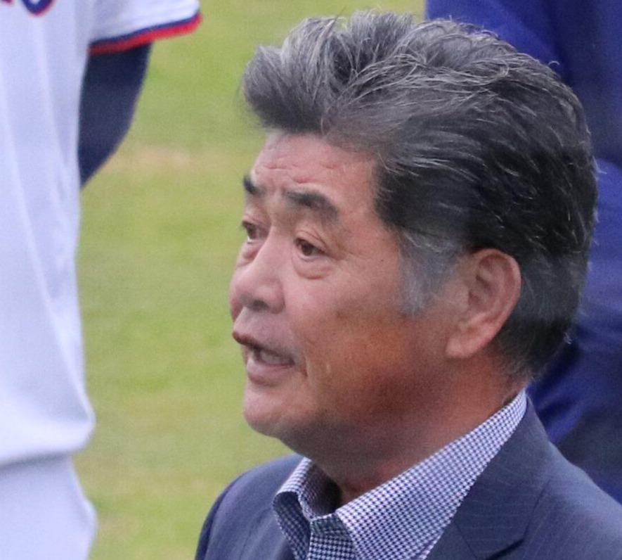 秋季練習の前にナインへ訓示を行う中日工藤新監督