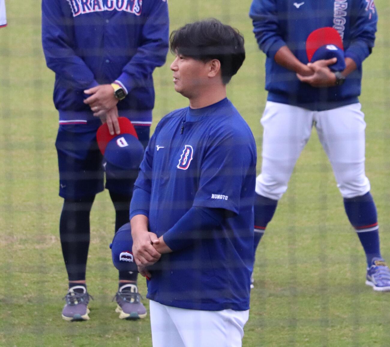 秋季練習の前にナインへあいさつを行う中日野本圭氏
