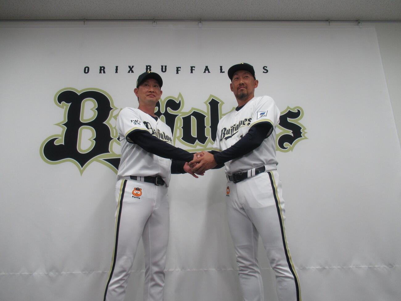 11月から指揮を執るオリックス平野新2軍監督は岸田監督とがっちり握手（撮影・伊東大介）