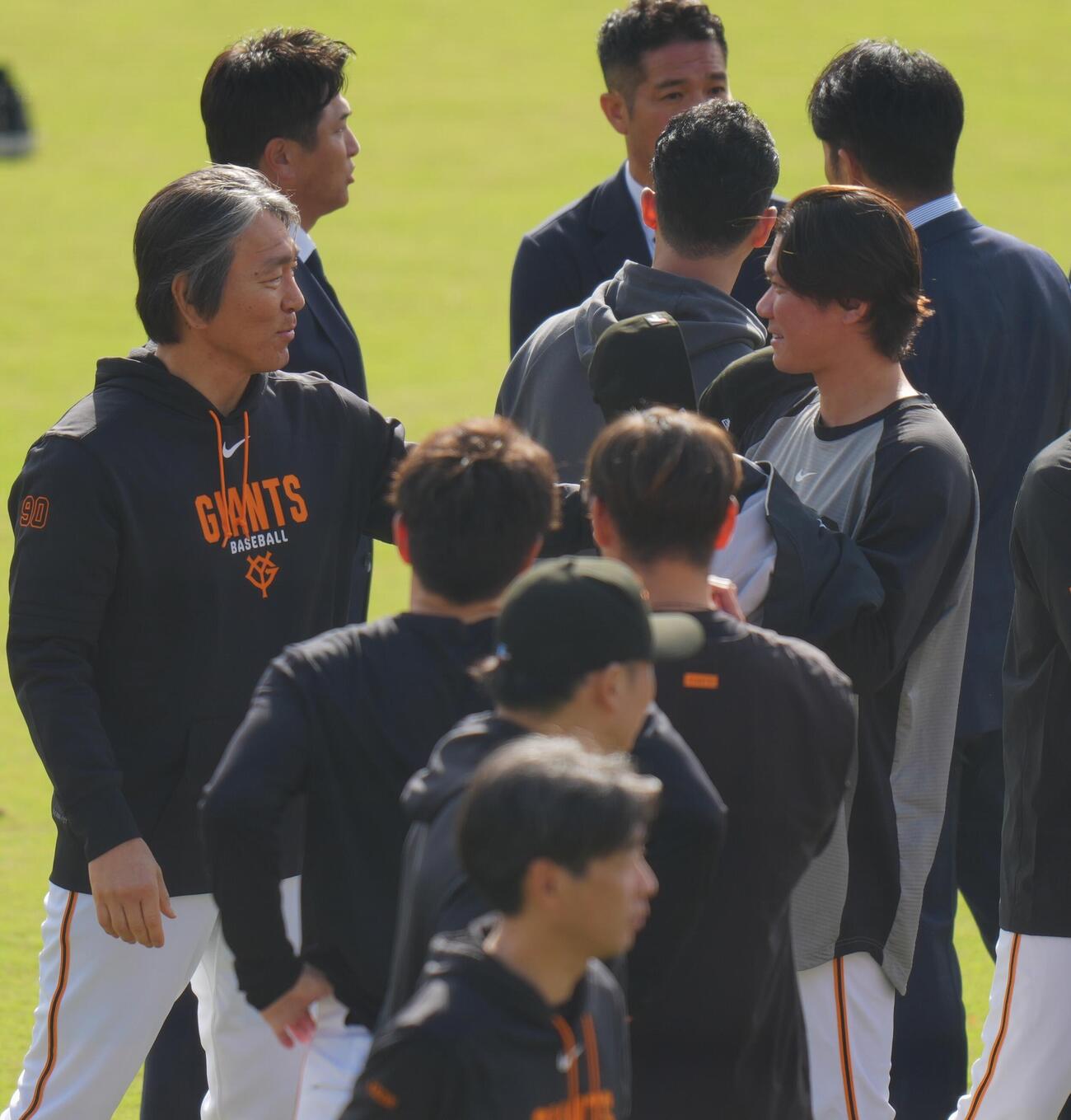 巨人松井秀喜監督（左）は坂本勇人のあいさつを受ける（撮影・垰建太）