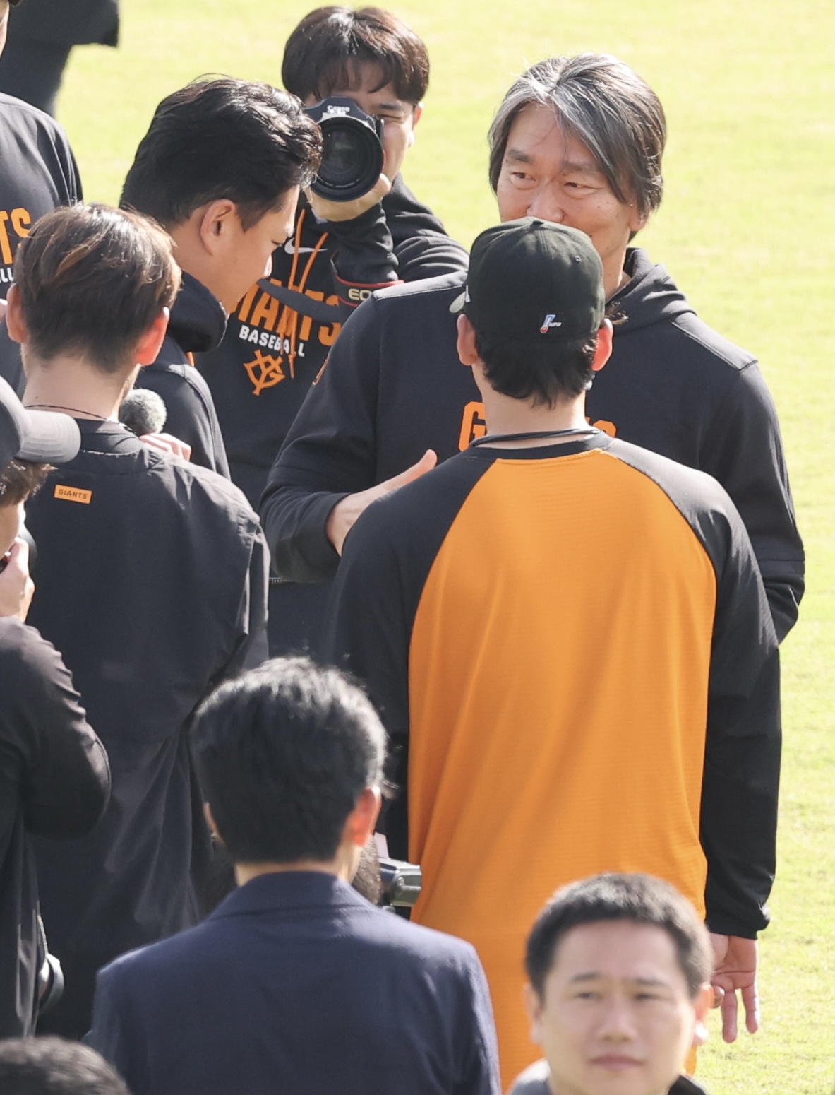 秋季キャンプ初日　巨人田中将大(左)からあいさたされる巨人松井秀喜監督(撮影・浅見桂子)