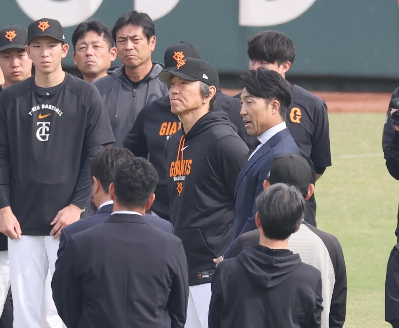 秋季キャンプ初日、あいさつする清水隆行打撃コーチ（右）（撮影・黒川智章）