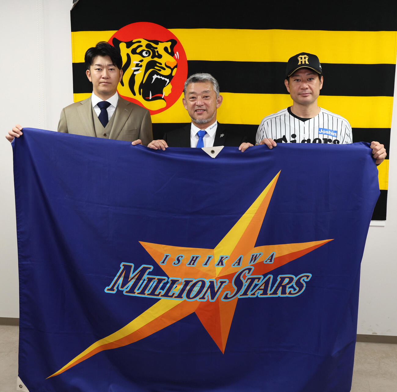 石川ミリオンスターズの監督に就任することが決まり端保聡球団社長（中央）と写真に納まる阪神岩貞祐太（左）。右は独立L石川の前監督で来期から阪神のファームバッテリーコーチに就任する岡崎太一氏（撮影・加藤哉）