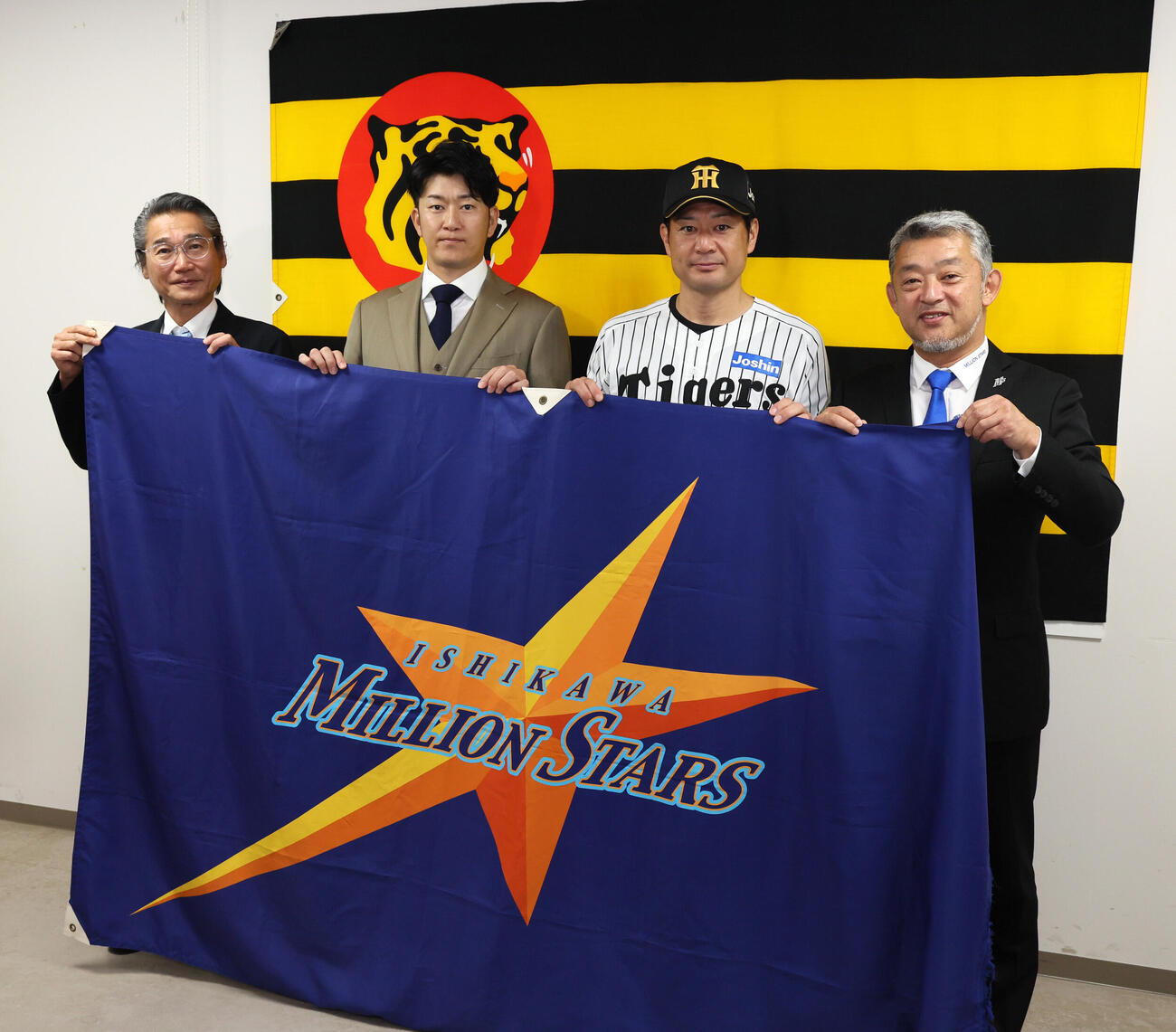 石川ミリオンスターズの監督に就任することが決まり写真に納まる阪神岩貞祐太（左から2人目）。左端は嶌村聡球団本部長、右から2人目は石川の前監督で来期から阪神のファームバッテリーコーチに就任する岡崎太一氏、右端は独立L石川の端保聡球団社長（撮影・加藤哉）