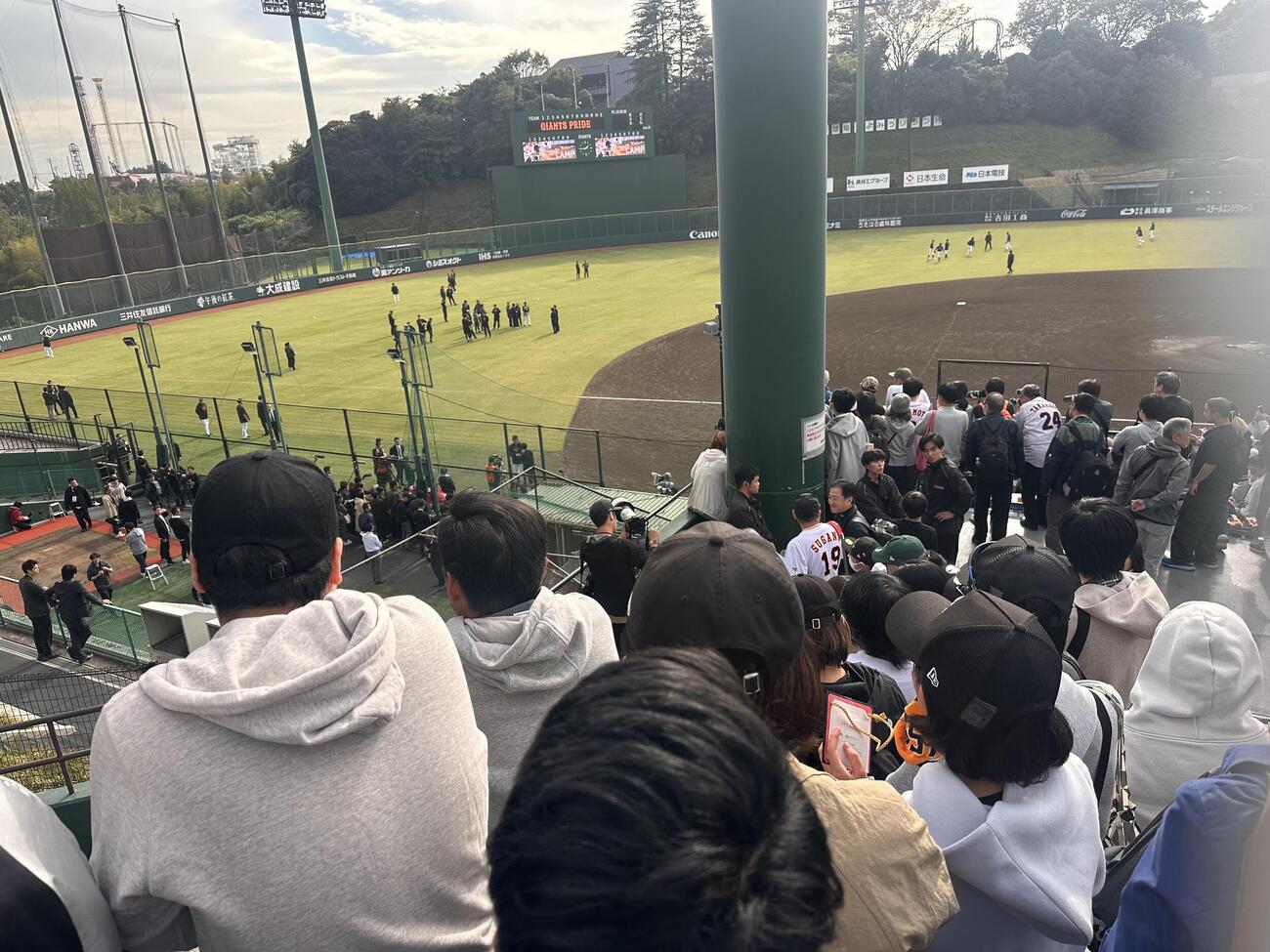 秋季キャンプ初日　巨人松井秀喜監督(中央)のインタビューを見ようと集まる大勢のファン(撮影・浅見桂子)