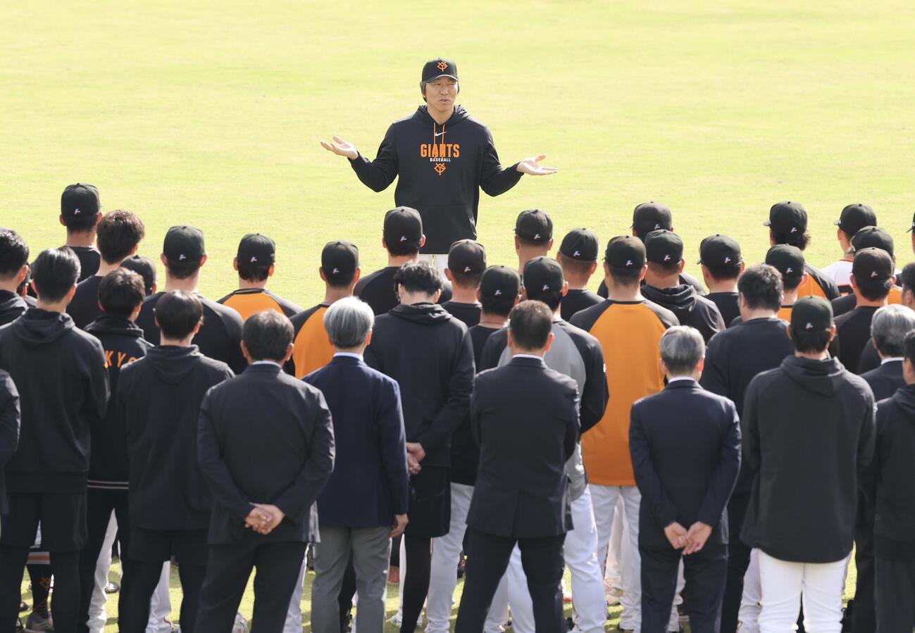 秋季キャンプ初日　円陣で選手に話をする巨人松井秀喜監督(撮影・浅見桂子)