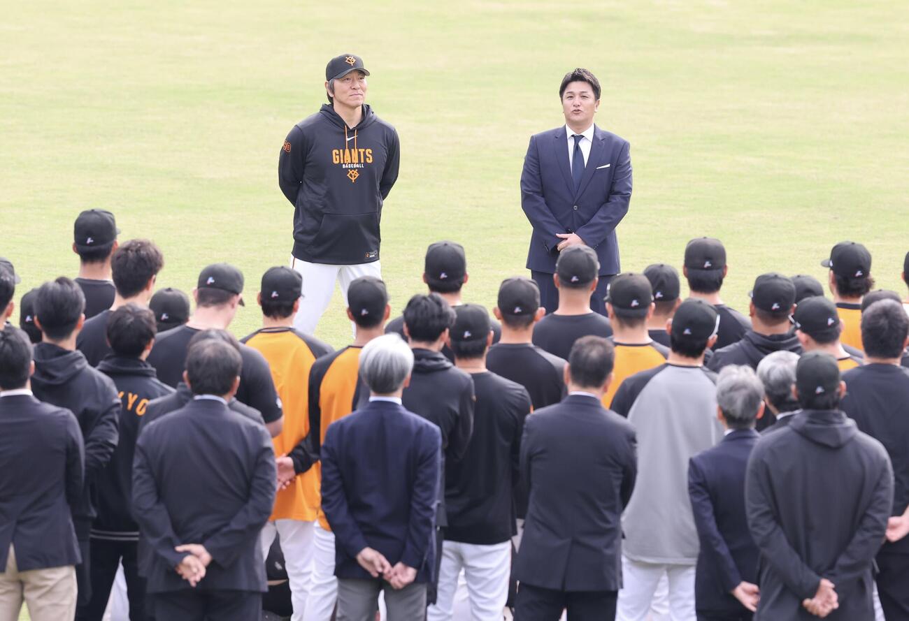 秋季キャンプ初日　円陣で選手に話をする巨人松井秀喜監督と高橋由伸ヘッドコーチ(撮影・浅見桂子)