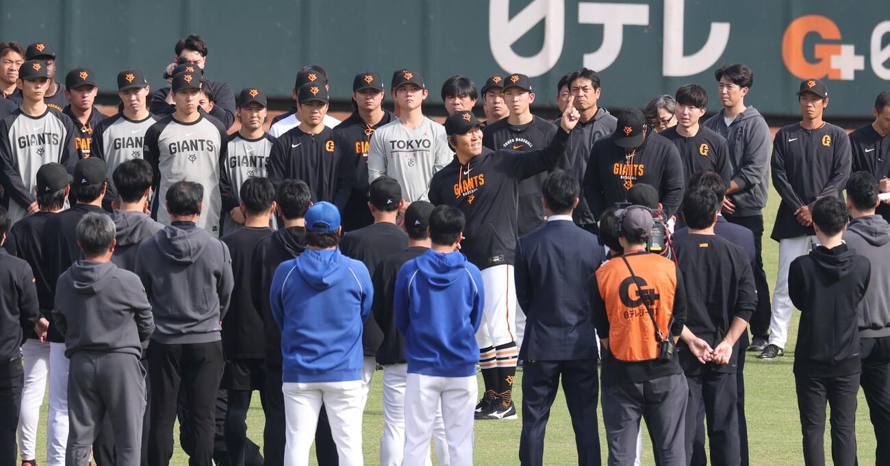 秋季キャンプ開始前に選手らに話す巨人松井秀喜監督（撮影・黒川智章）