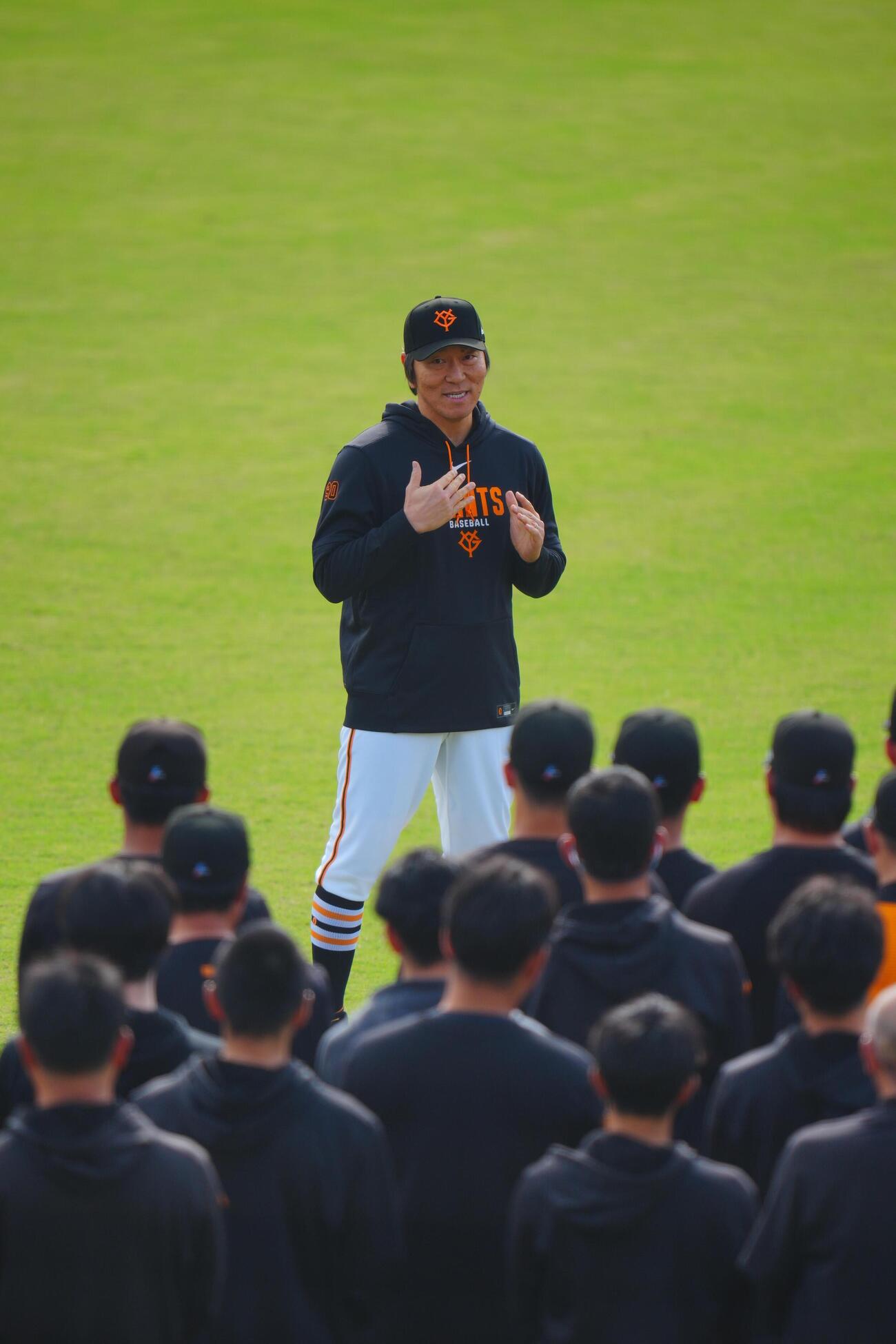 選手たちに訓示を行う巨人松井秀喜監督（撮影・垰建太）