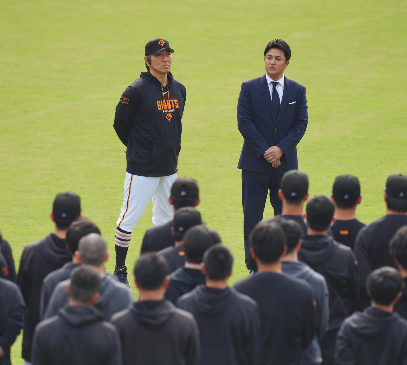 選手たちにあいさつする巨人高橋由伸ヘッドコーチ（右）と松井秀喜監督（撮影・垰建太）