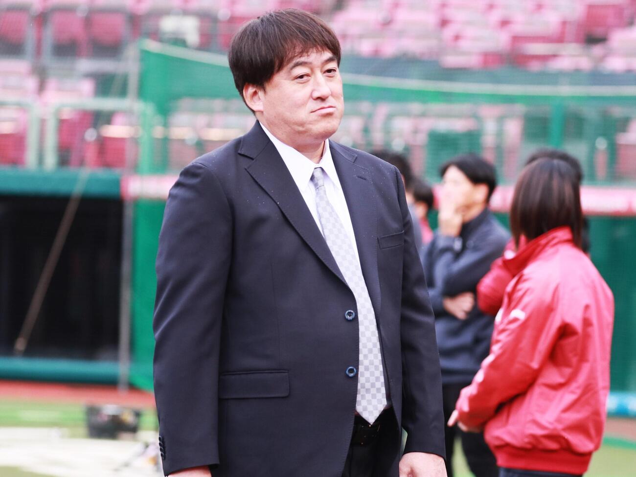 秋季練習を見守る楽天・石井一久GM