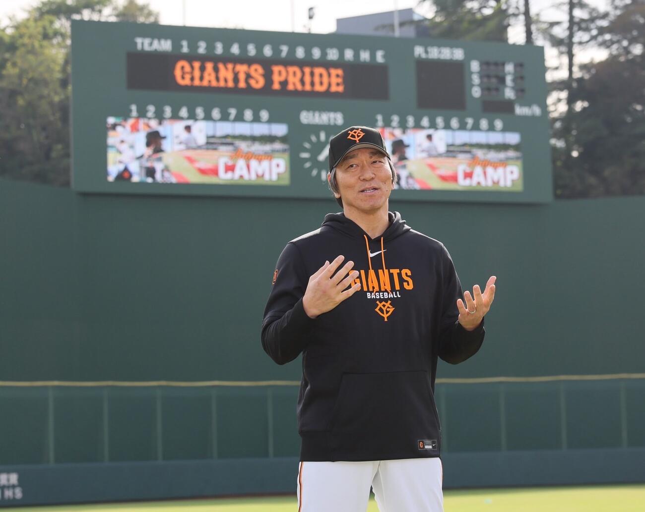 秋季キャンプ初日　巨人松井秀喜監督は選手にあいさつする　2026年10月30日　ジャイアンツ球場