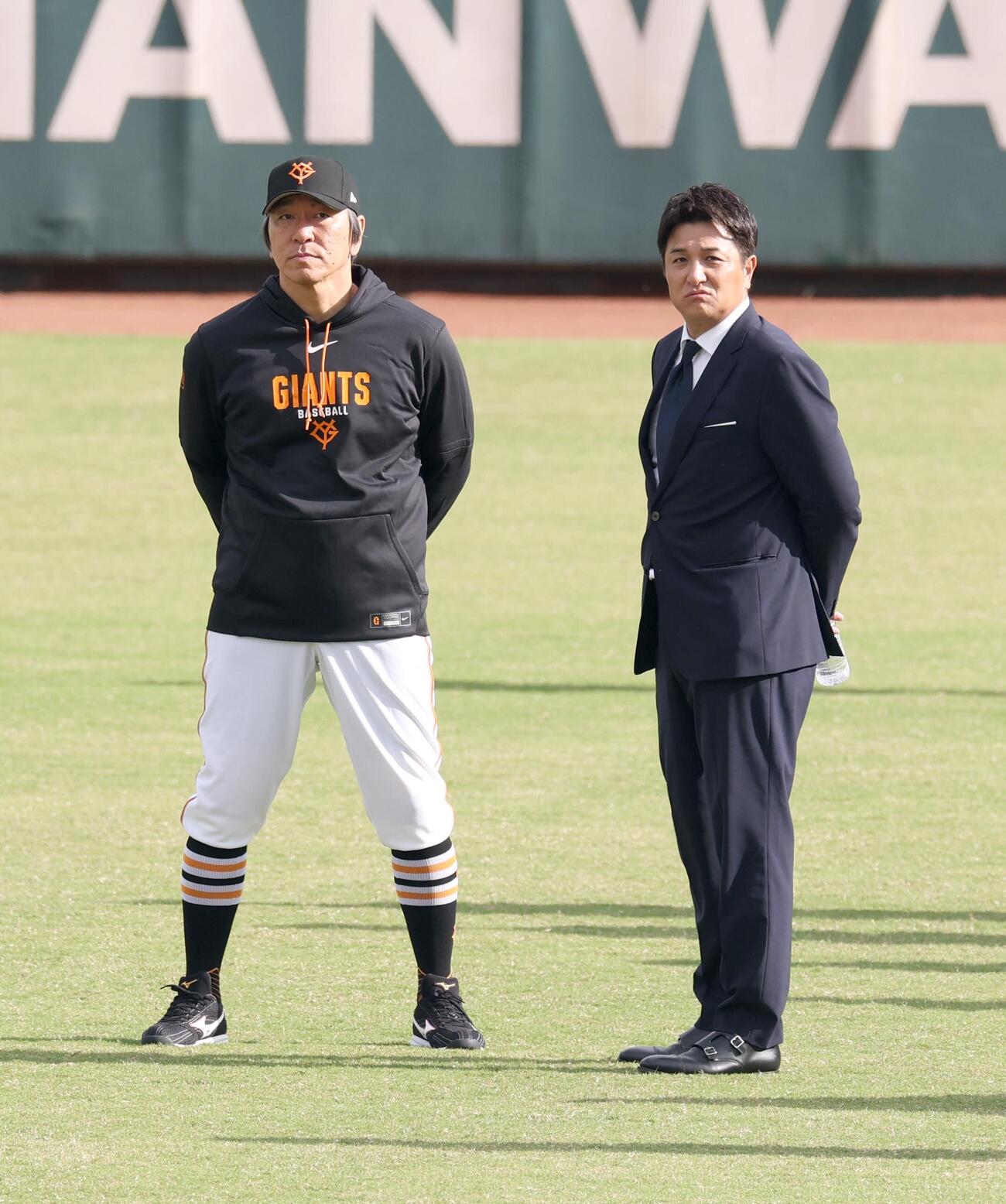 練習を見つめる巨人松井秀喜監督（左）と高橋由伸ヘッドコーチ（撮影・黒川智章）