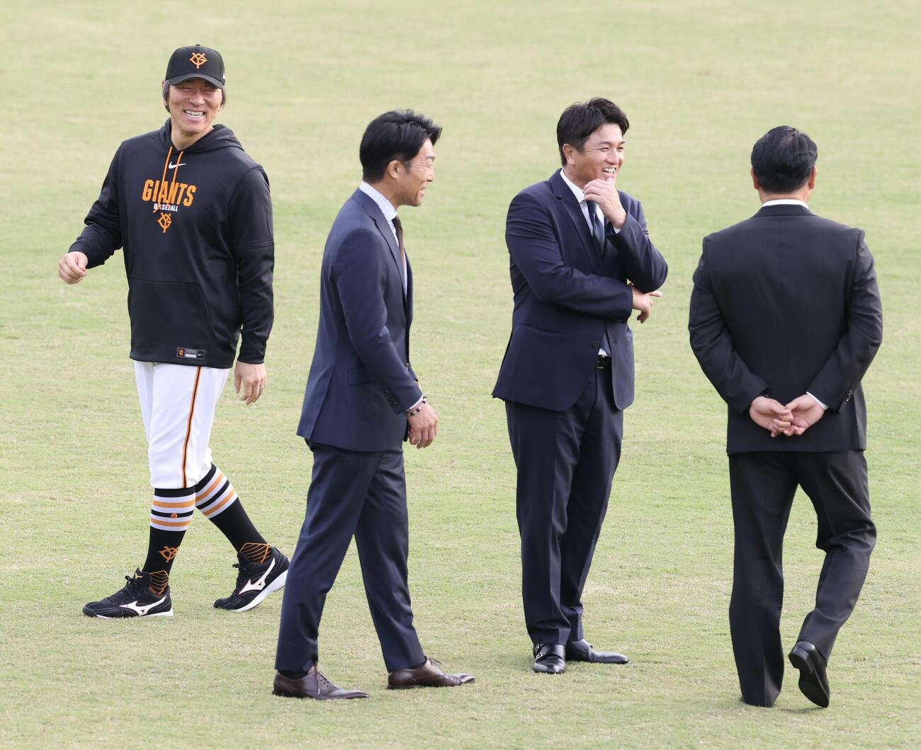 秋季キャンプ初日　笑顔で話す、左から巨人松井秀喜監督、清水隆行打撃コーチ、高橋由伸ヘッドコーチ、橋上秀樹編成本部長代理(撮影・浅見桂子)