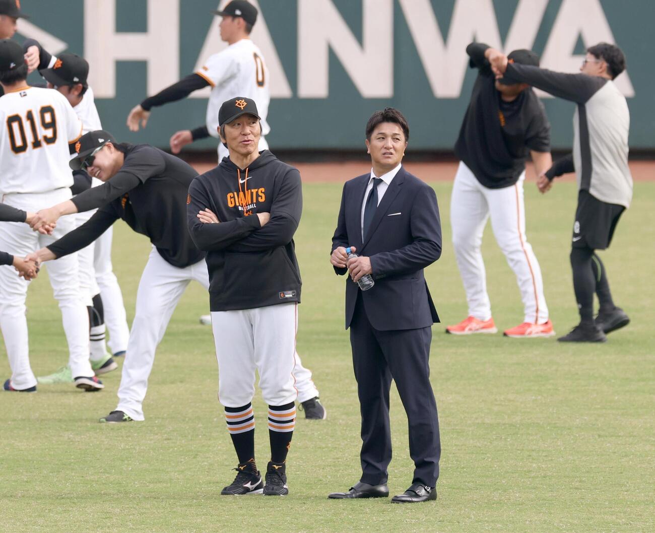 練習を見つめる巨人松井秀喜監督（左）と高橋由伸ヘッドコーチ（撮影・黒川智章）