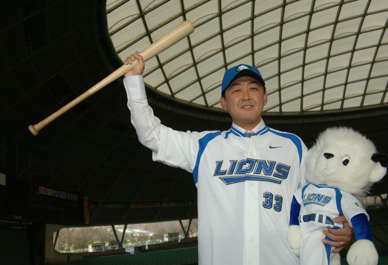 西武入団会見の江藤智氏（2005年1月）