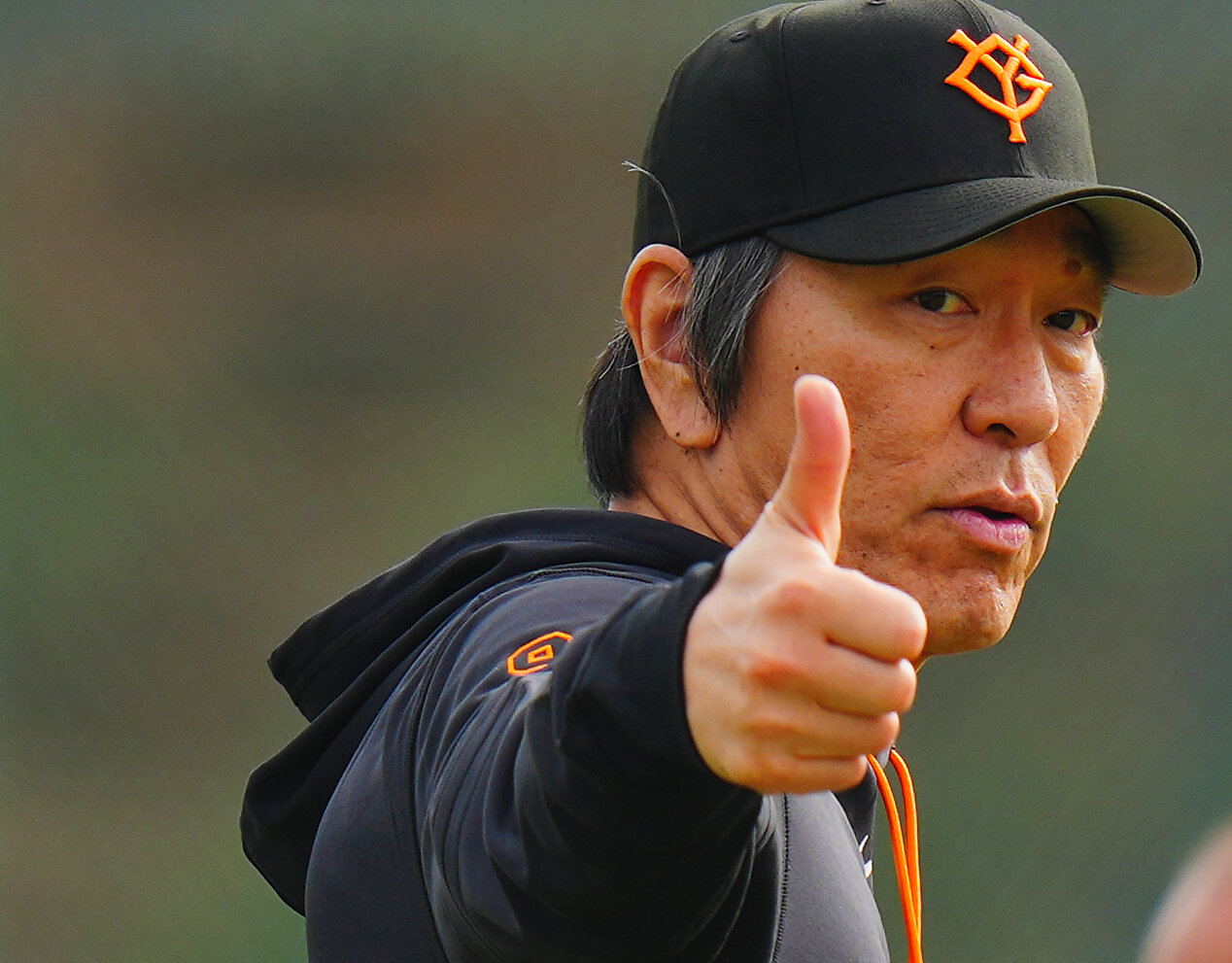 練習中、サムズアップする巨人松井秀喜監督（撮影・垰建太）