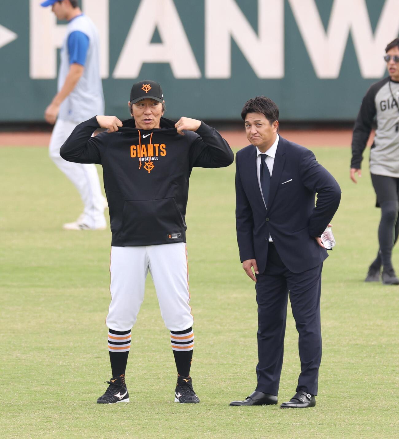練習を見つめる巨人松井秀喜監督（左）と高橋由伸ヘッドコーチ（撮影・黒川智章）