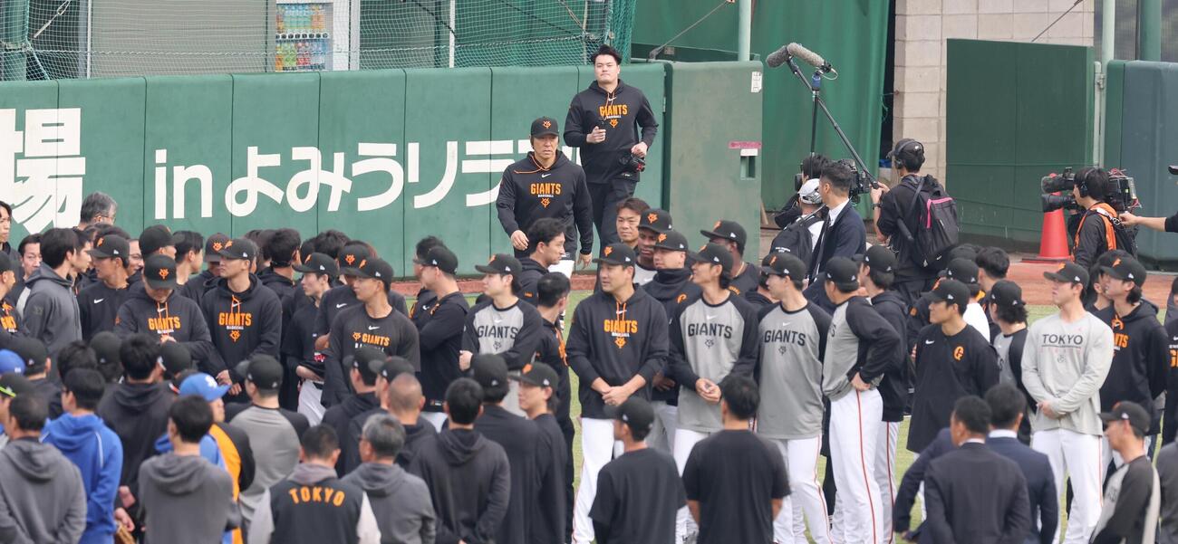 秋季キャンプでグラウンド入りする巨人松井秀喜監督（撮影・黒川智章）