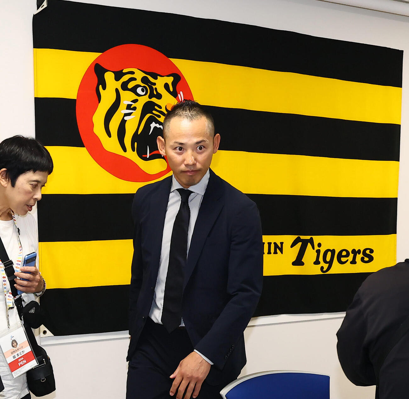 就任会見を終え引き揚げる阪神矢野謙次1軍打撃チーフコーチ（撮影・加藤哉）