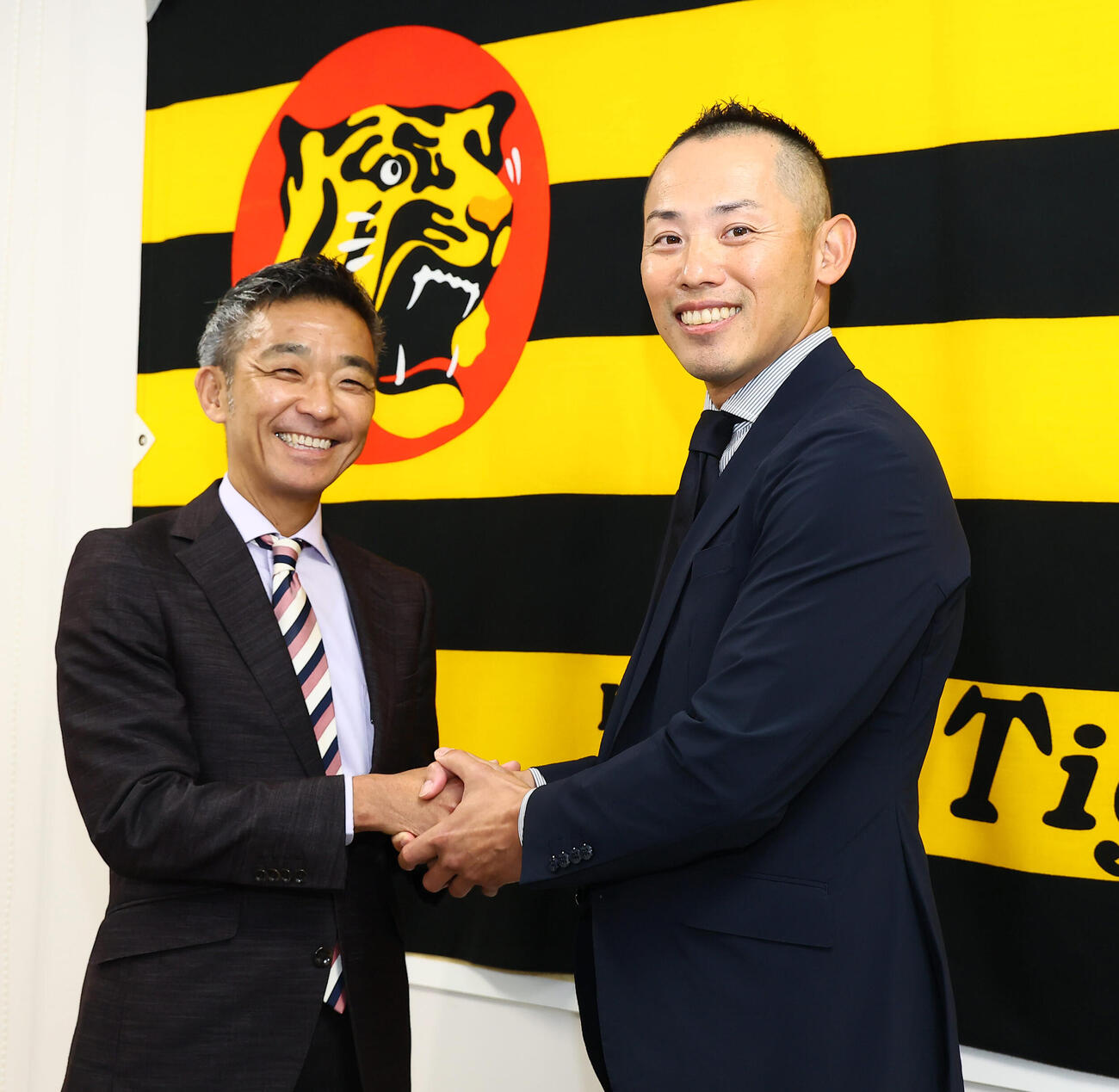 阪神矢野謙次1軍打撃チーフコーチは就任会見を終え竹内孝行球団副本部長（左）と笑顔で握手（撮影・加藤哉）