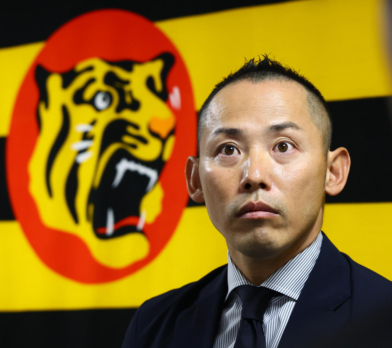 就任会見を行ったあと、記者の質問に答える阪神矢野謙次1軍打撃チーフコーチ（撮影・加藤哉）