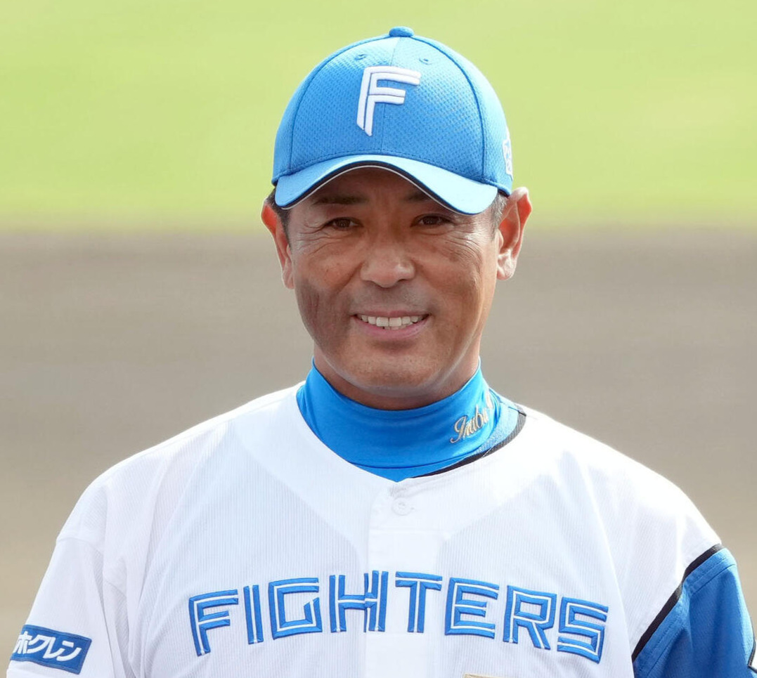 日本ハム対巨人　記念撮影に納まる巨人石井琢朗2軍監督（左）と日本ハム稲葉篤紀2軍監督（撮影・たえ見朱実）