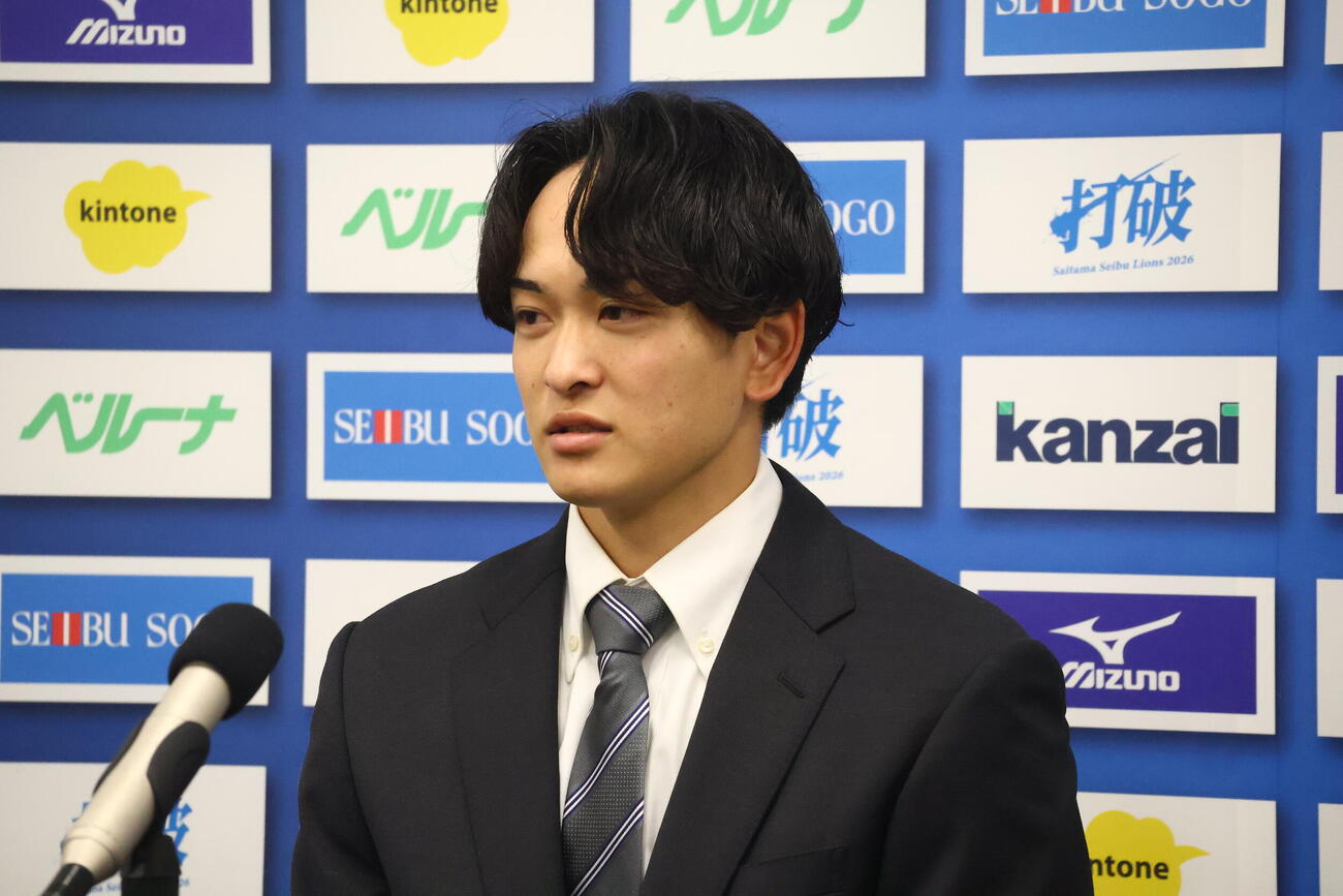 契約更改後、会見に応じる西武・沢田遥斗