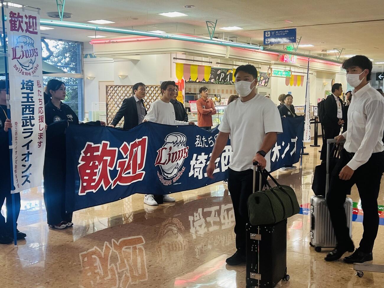 南郷キャンプに向けて宮崎空港に到着した山田陽翔投手（中央ら）西武ナイン
