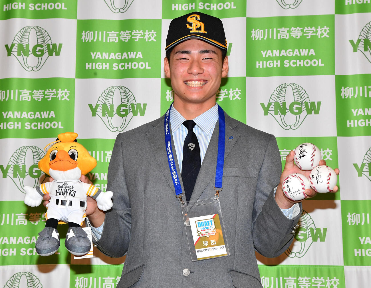 ソフトバンクからドラフト6位で指名された柳川・小坪碧人は指名挨拶を受け、王貞治球団会長兼特別チームアドバイザー、城島健司CBO、小久保裕紀監督のサインボールを手に笑顔を見せる（撮影・岩下翔太）