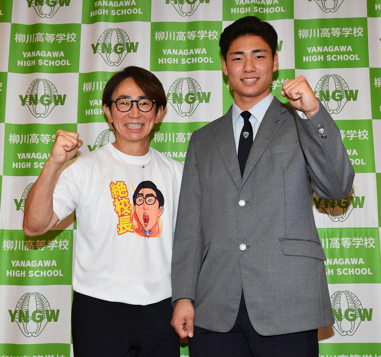ソフトバンクからドラフト6位で指名された柳川・小坪碧人（右）は古賀賢校長と笑顔で記念撮影する（撮影・岩下翔太）