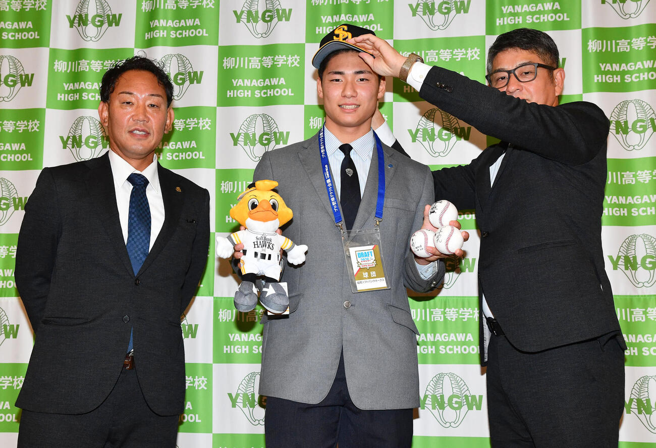 ソフトバンクからドラフト6位で指名された柳川・小坪碧人（中央）は、福山龍太郎編成育成本部長補佐兼アマスカウトチーフ（右）、加藤領健アマスカウトと写真に納まる（撮影・岩下翔太）
