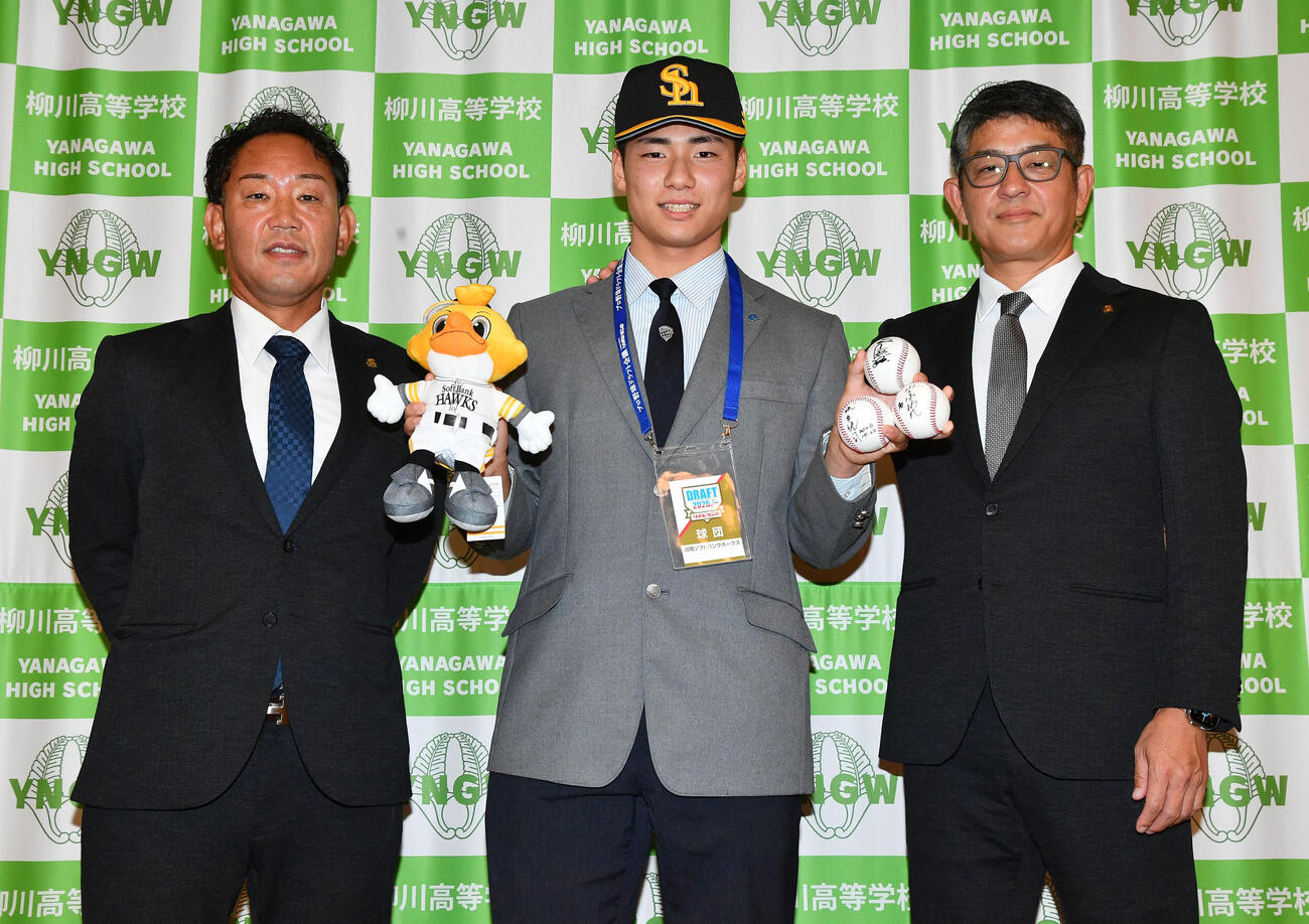 ソフトバンクからドラフト6位で指名された柳川・小坪碧人（中央）は、福山龍太郎編成育成本部長補佐兼アマスカウトチーフ（右）、加藤領健アマスカウトと写真に納まる（撮影・岩下翔太）