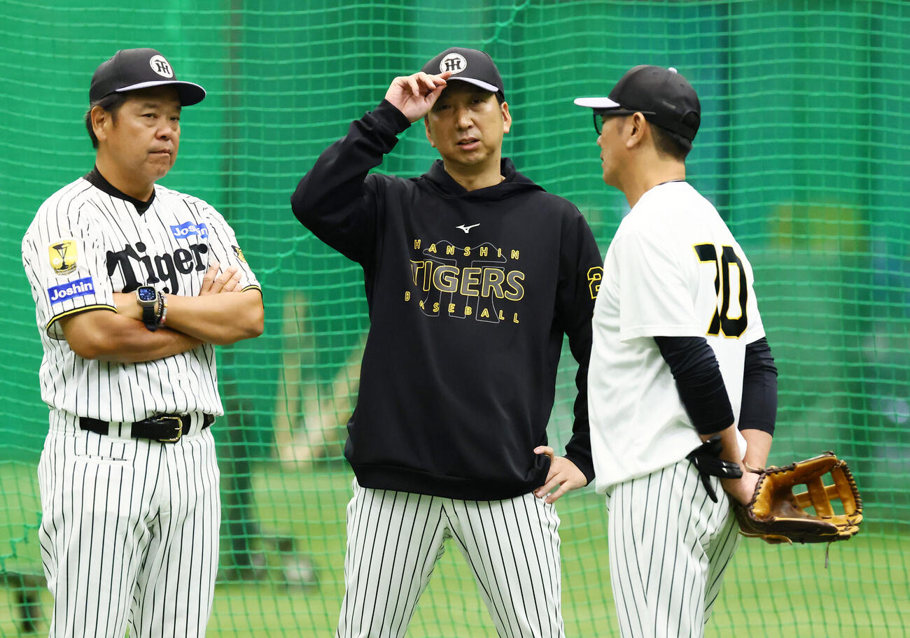 練習中、野村克則コーチ（左）、田中秀太コーチ（右）と話し込む阪神藤川球児監督（撮影・加藤哉）