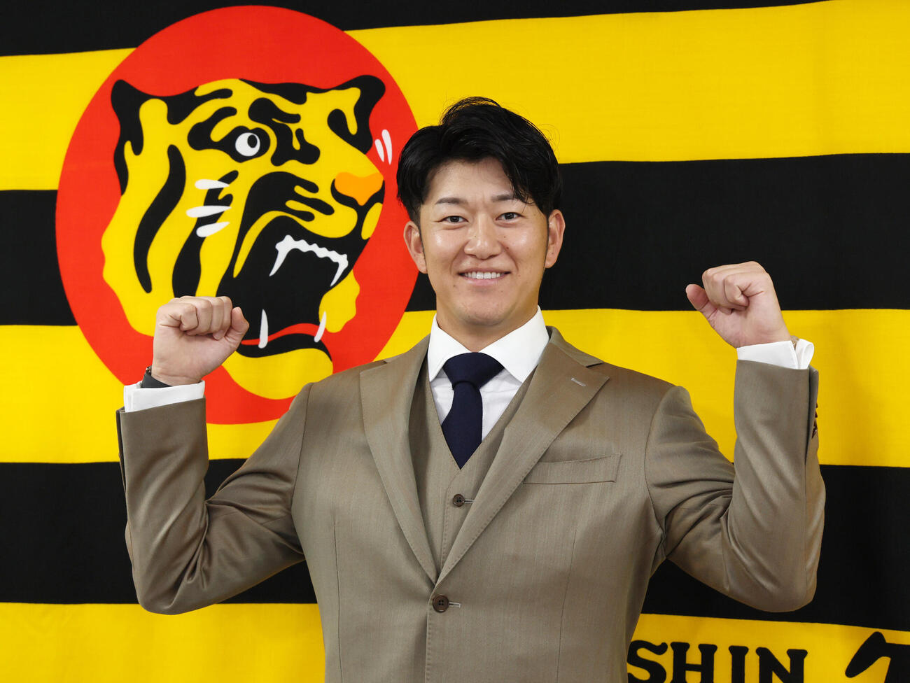 石川ミリオンスターズの監督に就任する岩貞祐太氏は笑顔で記念写真に納まる（撮影・加藤哉）