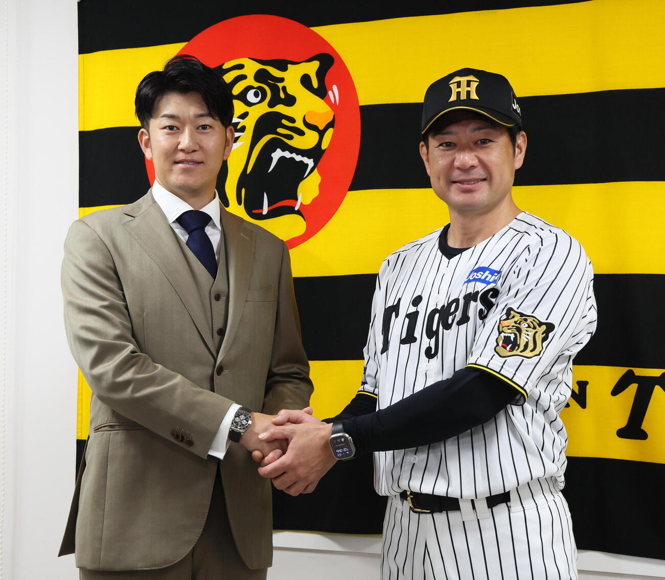 石川ミリオンスターズの監督に就任することが決まり前監督で来期から阪神のファームバッテリーコーチに就任する岡崎太一氏（右）と記念写真に納まる岩貞祐太氏（撮影・加藤哉）