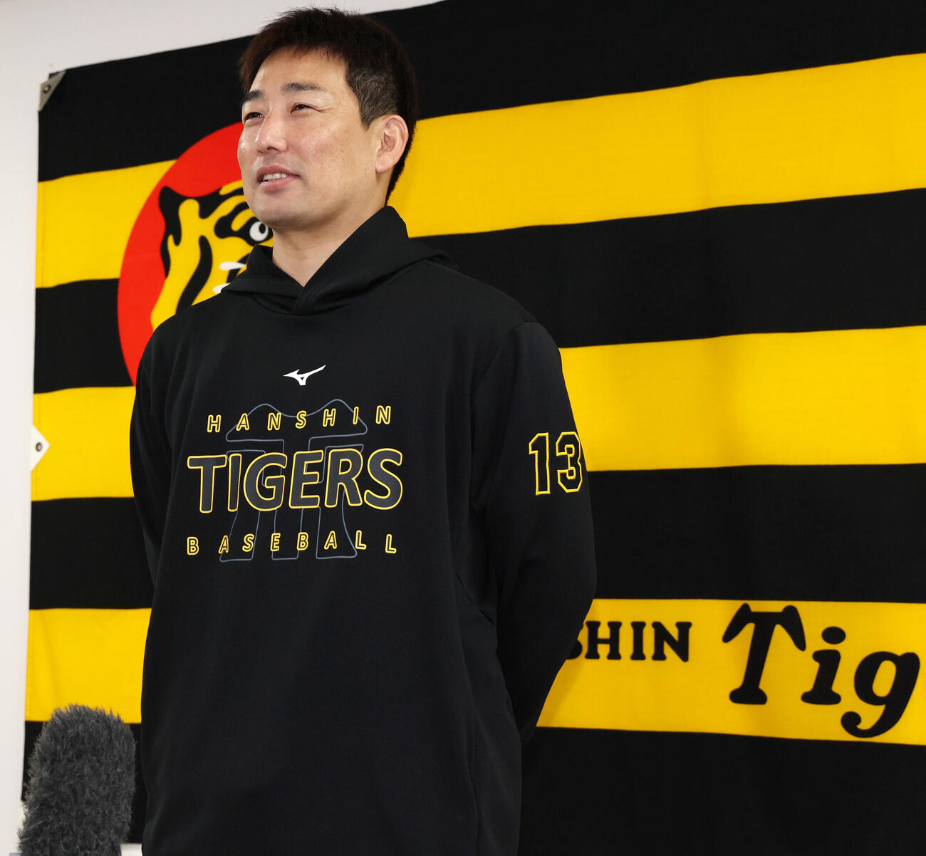 会見を行い海外FA権を行使せず残留を表明した阪神岩崎優（撮影・加藤哉）