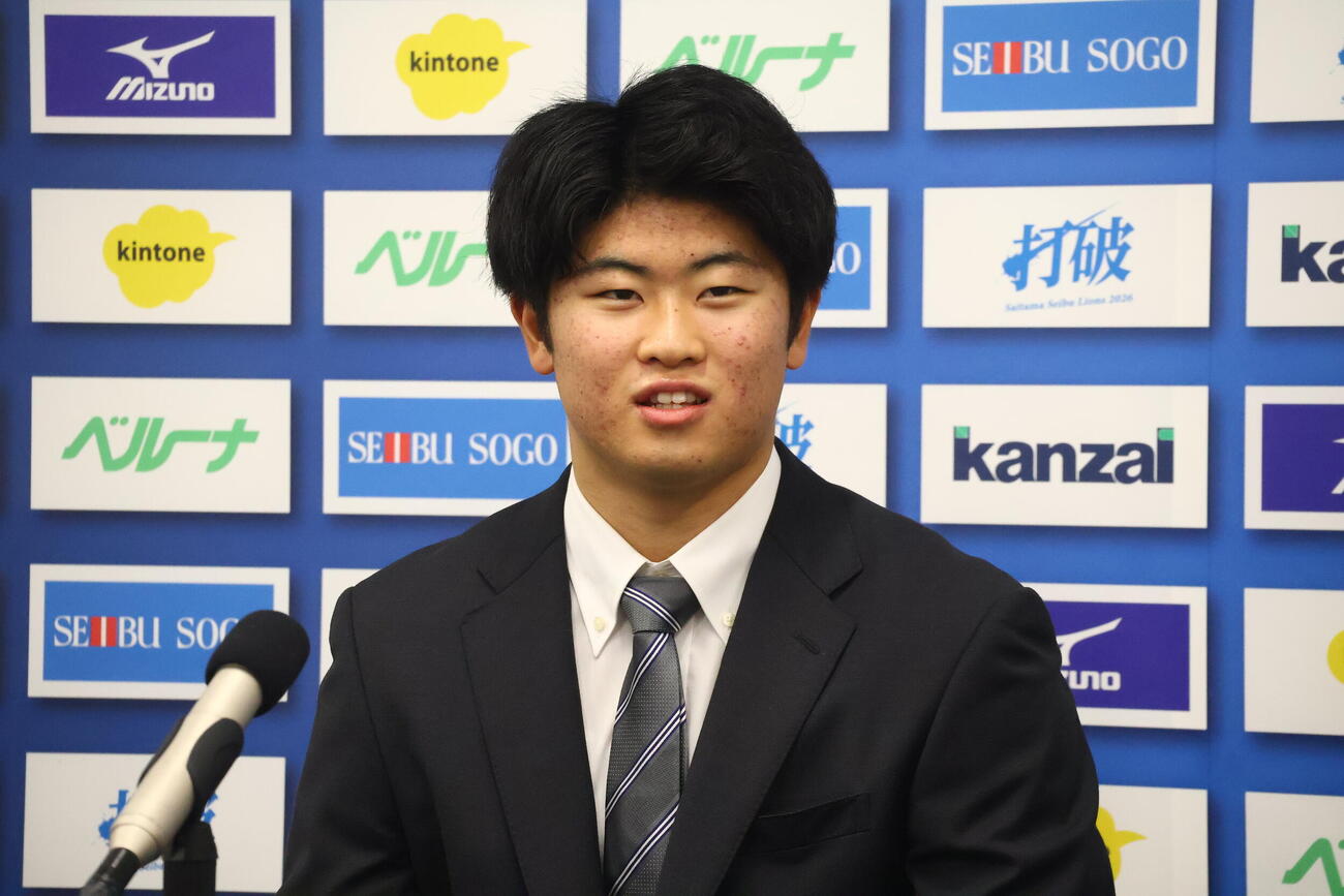契約更改後、会見に応じる西武・浜岡蒼太